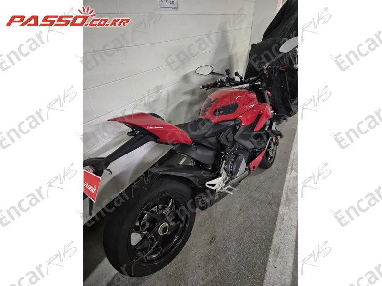 Ducati Streetfighter V2 - фото 1