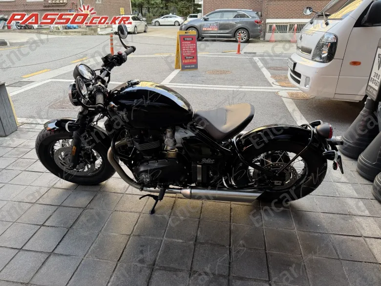 Triumph Bonneville Bobber - фото 1