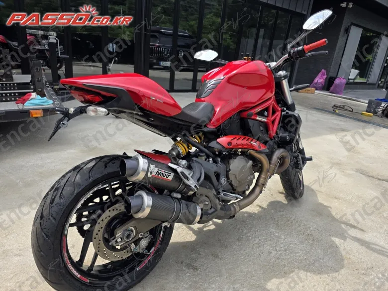 Ducati Monster 821 - фото 2