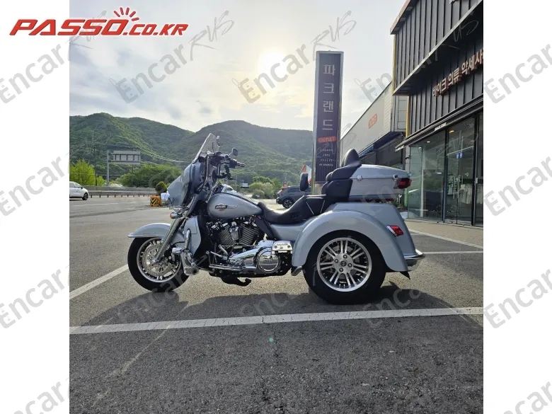 Harley-Davidson Flhtcutg Tri Glide Ultra Classic - фото 1