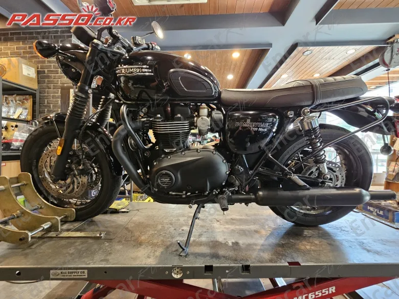 Triumph Bonneville T120 Black - фото 1