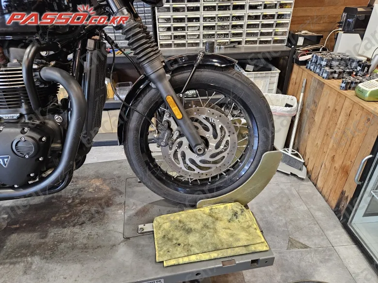 Triumph Bonneville T120 Black - фото 5