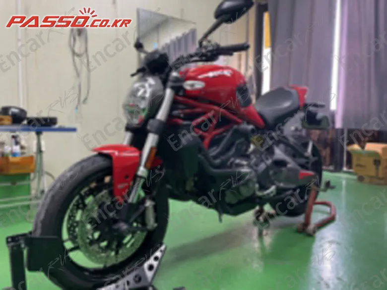 Ducati Monster 821 - фото 1