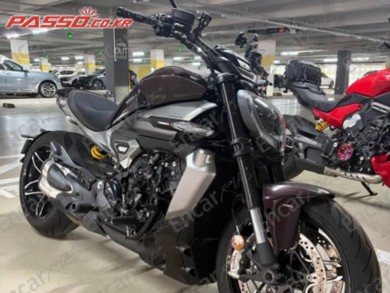 Ducati X Diavel V4