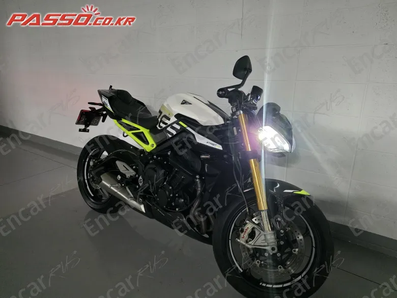 TRIUMPH STREET TRIPLE 765 MOTO2™ EDITION 2024, фото 1
