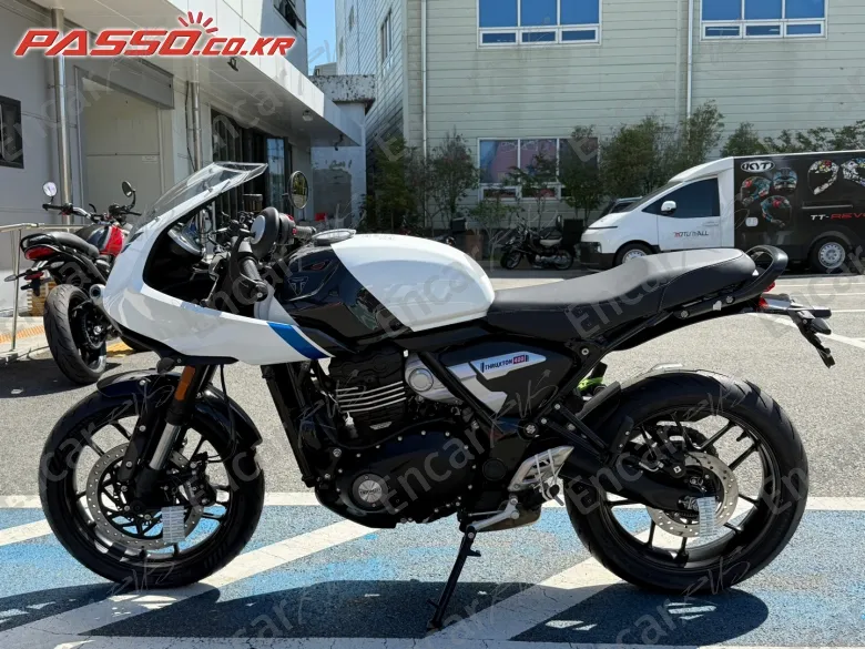 Triumph Thruxton 400 - фото 1