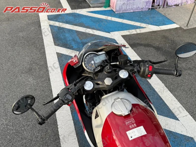 Triumph Thruxton 400 - фото 3