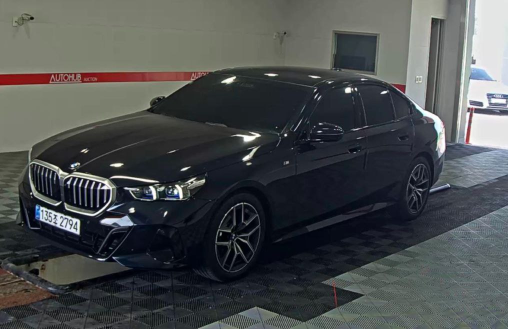 BMW 5 series (G60) 520i M Sport - фото 0